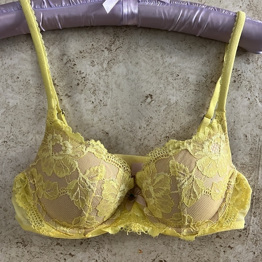 Victoria's Secret Body By Victoria Lined Demi Double Buste Bra size 34B